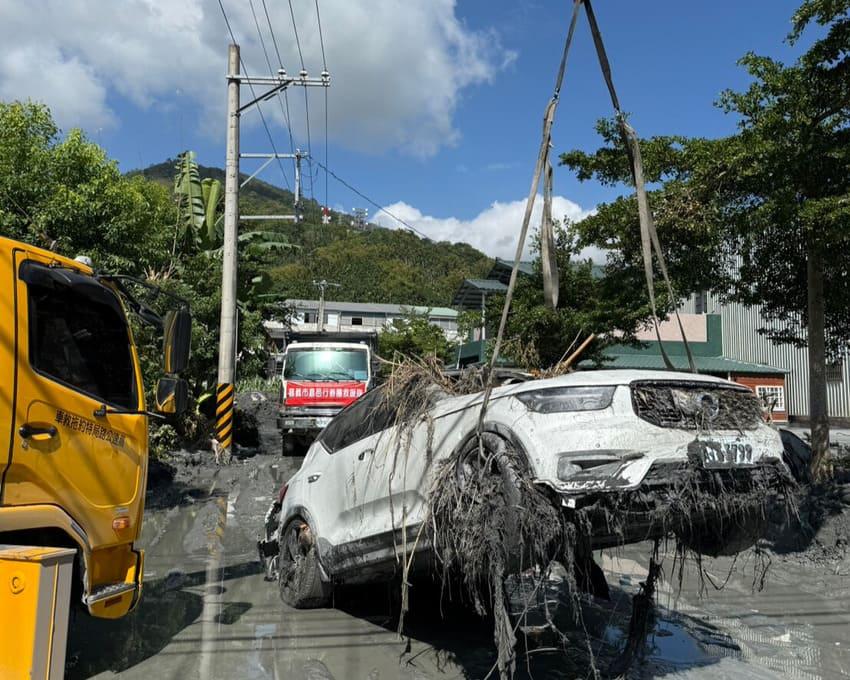 協助拖吊受災車輛,幫助受災民眾快速清除道路障礙、清運廢棄車輛。