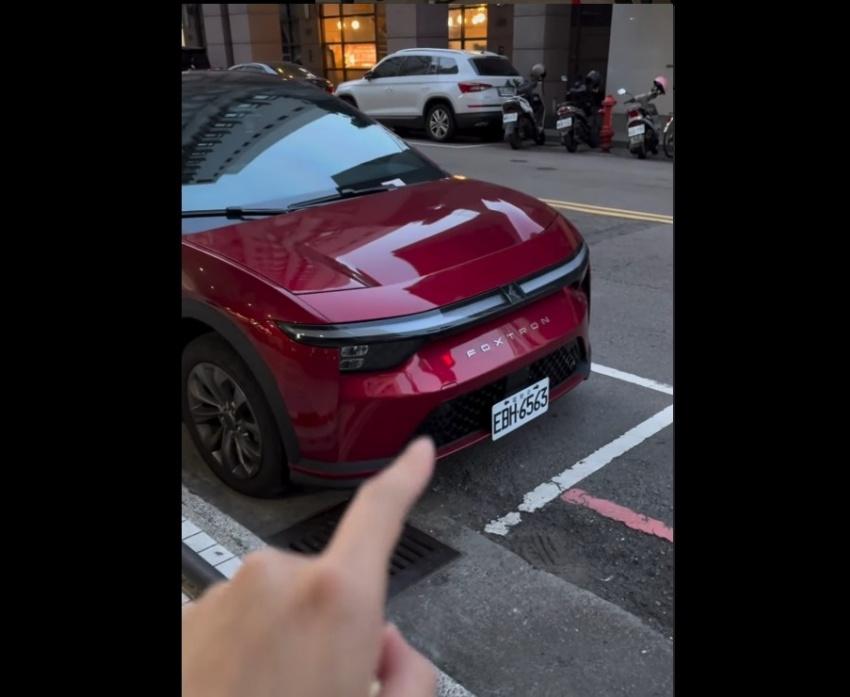 Model B 懸掛正式車牌上路被拍到。