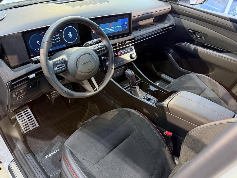 車內導入專屬方向盤以及類麂皮座椅。