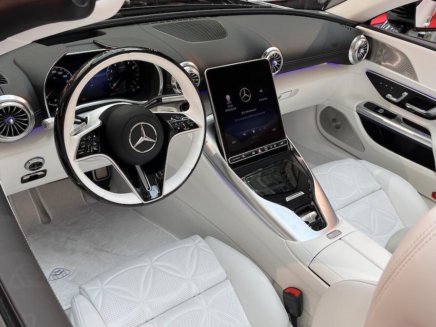 車內在 12.3 吋數位儀表與可電動調整角度的 11.9 吋中控組成下，導入 Maybach 風格主題。