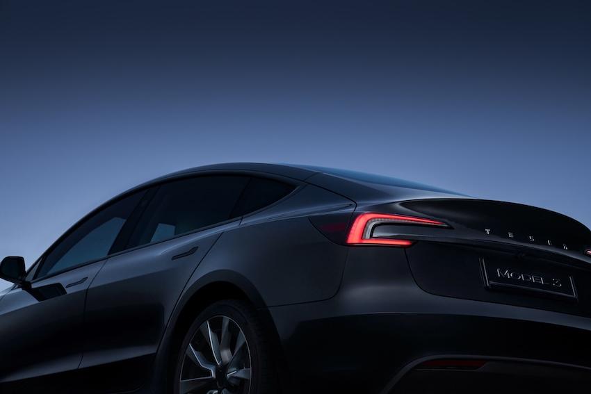 Model 3 產品升級改款,新增方向燈撥桿與前保桿鏡頭。(圖片來源:Tesla)