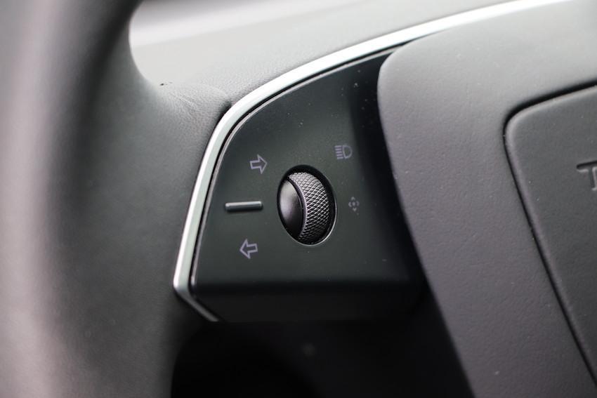 Model 3 煥新版,方向燈整合在方向盤上。
