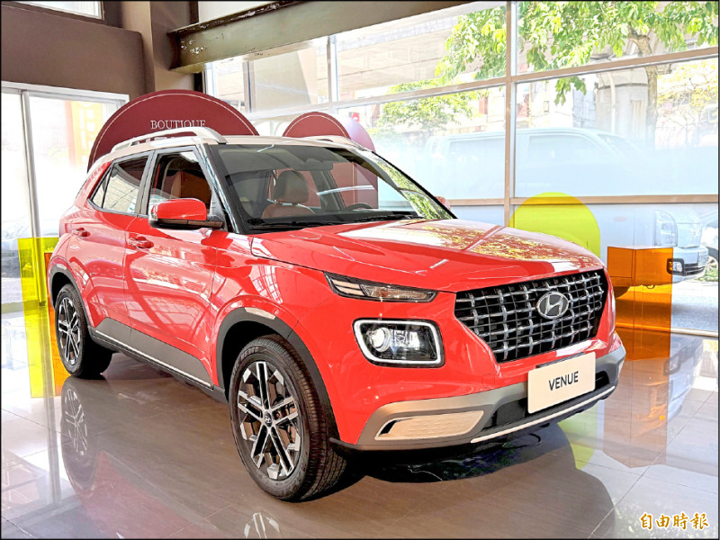 Venue Boutique導入精品橘車色,與iPhone 17 Pro橘色潮流呼應,全台限量120台。(記者蘇銘翰攝)