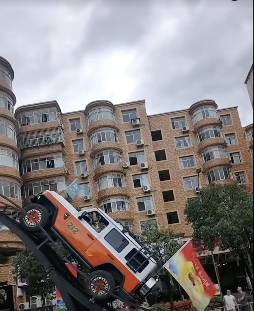 中國越野車炫技失敗當眾翻車!網友稱:災難性的示範