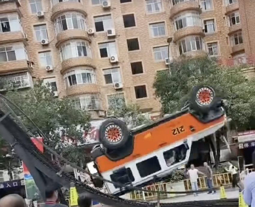 212 越野車準備向上爬坡再加速時,結果因為重心不穩,導致前輪懸空後,整輛車向後翻的意外