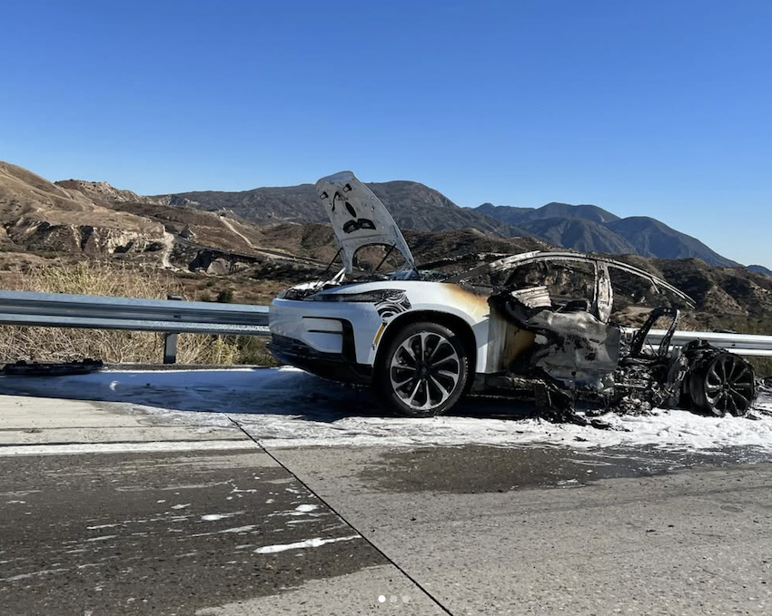 早在 2022 年，就有報導指出，法拉第未來有另一輛 FF91 原型車起火，照片​​清晰地顯示車艙與車尾全都被燒光光。（圖片來源：Instagram）
