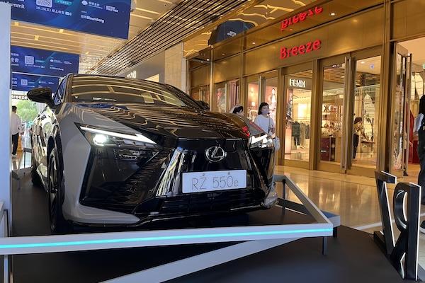 Lexus 運動純電跑旅搭臺北時裝週首度亮相!挾 408 匹馬力年底前上市 Lexus 運動純電跑旅搭臺北時裝週首度亮相!挾 408 匹馬力年底前上市