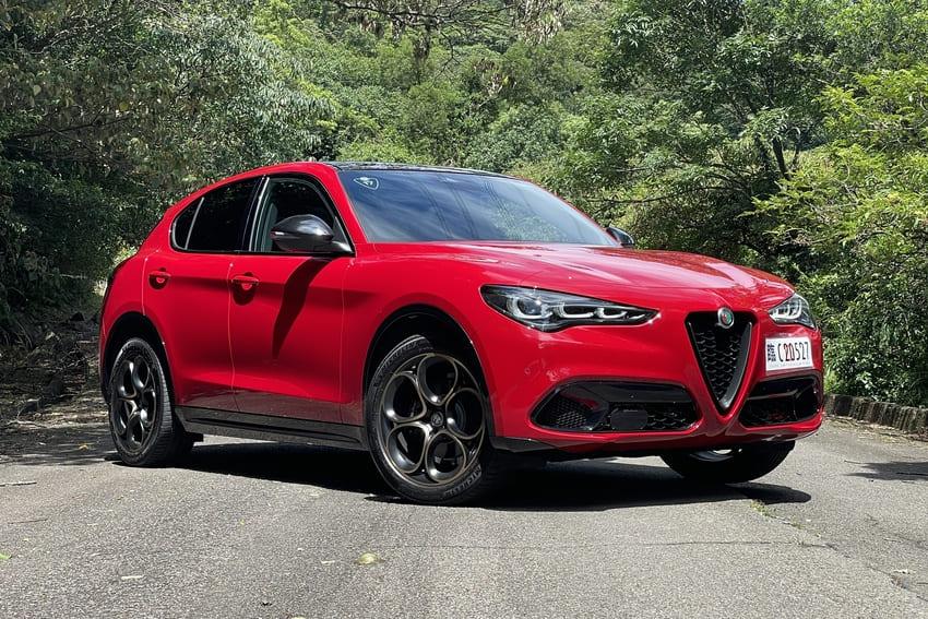 此回試駕車款為 Stelvio Intensa,售價 258.9 萬元。