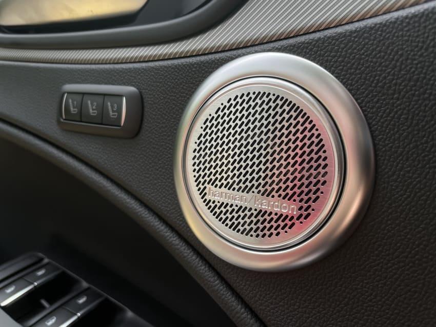 Stelvio Intensa 標配Harman/Kardon 頂級音響,提供出色聽覺饗宴。
