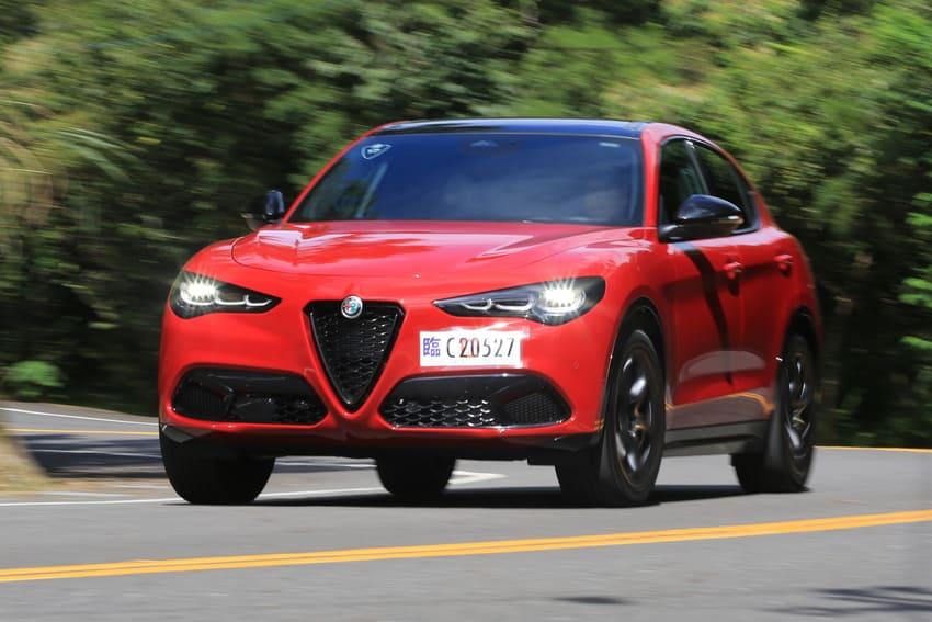 在多項操控利器的加持之下,讓 Stelvio Intensa 展現出不像是休旅車的俐落身手。