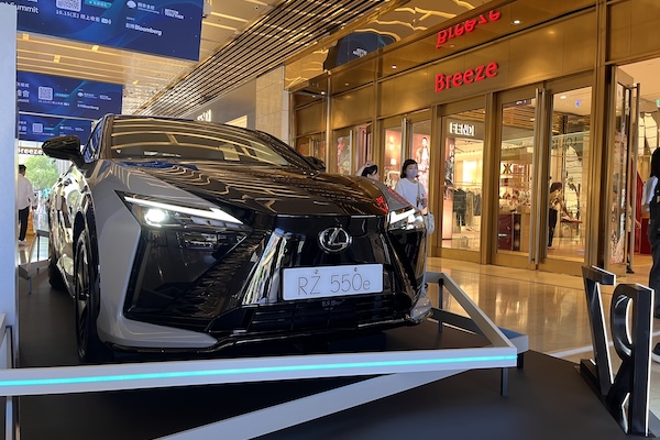 Lexus 運動純電跑旅搭臺北時裝週首度亮相！挾 408 匹馬力年底前上市