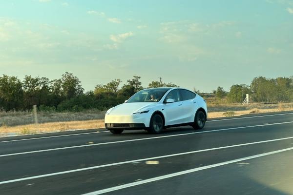 Tesla 更親民 Model Y 測試車首度現身!改搭樸實外型 車內配備大刪減 Tesla 更親民 Model Y 測試車首度現身!改搭樸實外型 車內配備大刪減