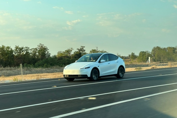 Tesla 更親民 Model Y 測試車首度現身！改搭樸實外型 車內配備大刪減
