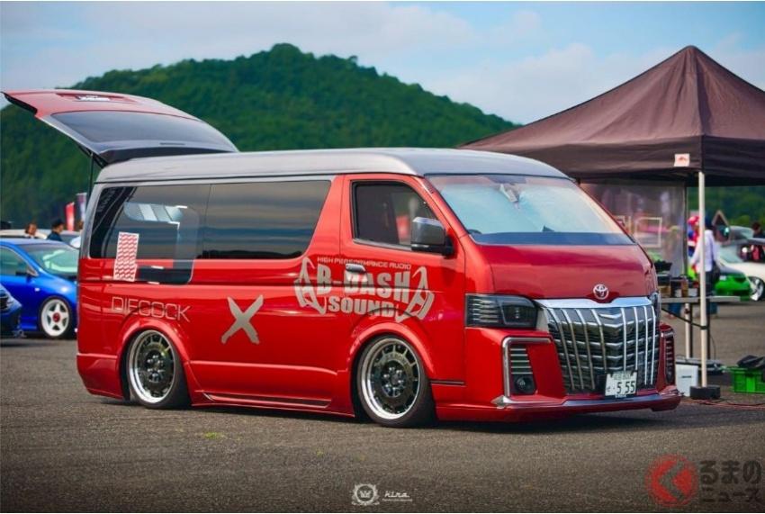 專門客製化改裝的 B-DASH 將 Hiace 化身為頂級影音空間。
