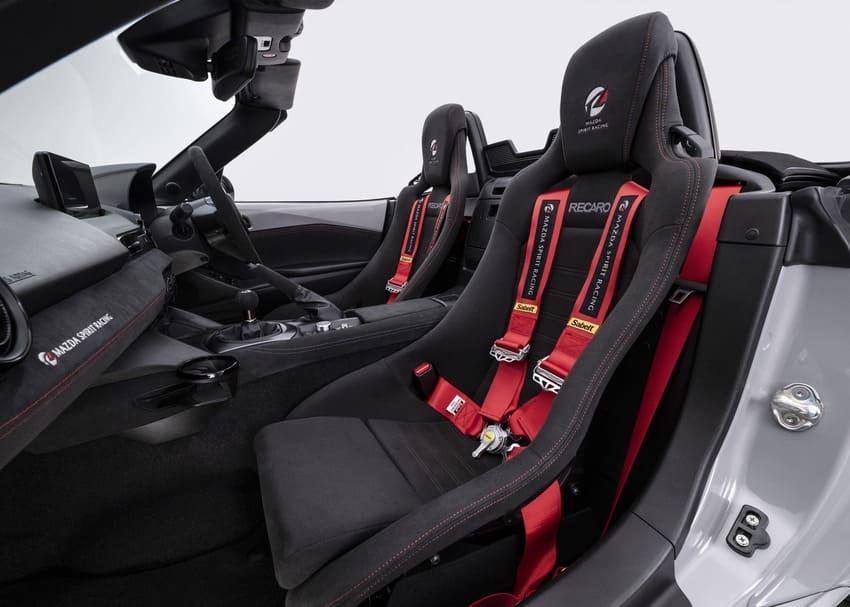桶型賽車座椅是 Spirit Racing Roadster 12R 內裝焦點。