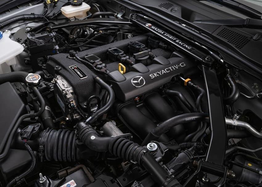 搭載 2.0 升 Skyactiv-G 自然進氣汽油引擎，擁有 200 匹最大馬力輸出。
