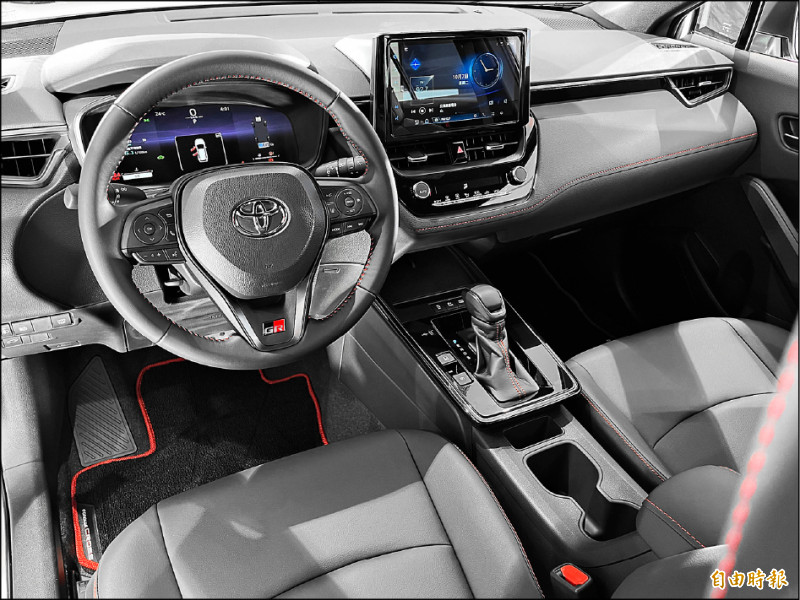 Corolla Cross GR Sport車艙著重GR Sport熱血感，全新排檔座也增添視覺新意。圖為1.8油電車型。（記者陳英傑攝）