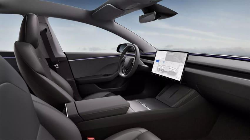 Model 3 Standard 同樣改採織布內裝,但保留全景式玻璃車頂。