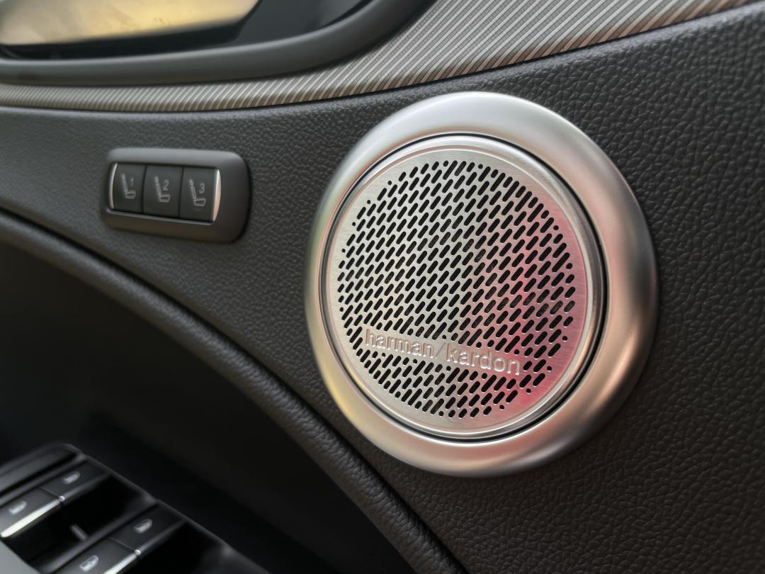 Stelvio Intensa標配Harman／Kardon頂級音響，提供出色聽覺饗宴。