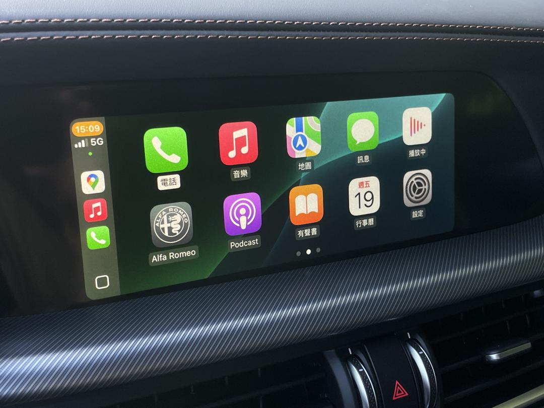 車載系統支援Apple CarPlay、Android Auto連結功能，展現科技便利性。