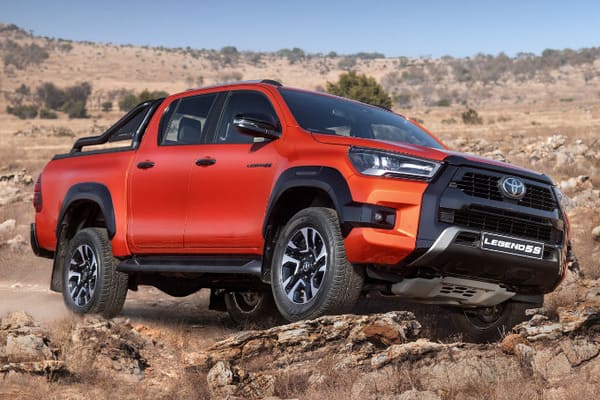 Toyota 當家皮卡 Hilux 全新特仕亮相！專屬配備上身強化硬派越野能力