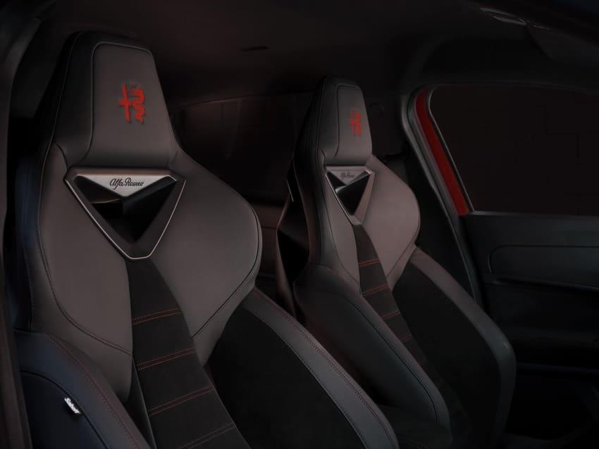 Veloce 版本內裝亮點在於換裝複合材質包覆的跑車座椅。