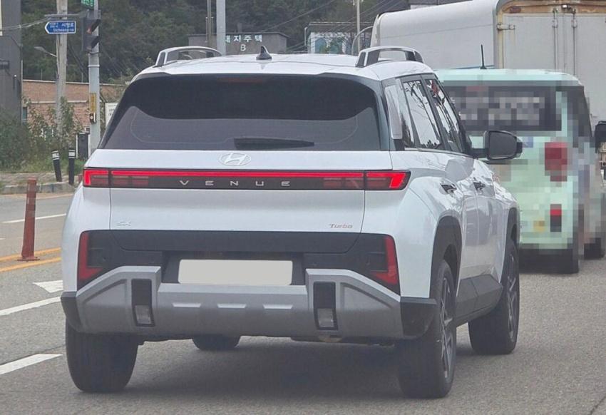 車尾採多層次布局，並導入貫穿式尾燈。