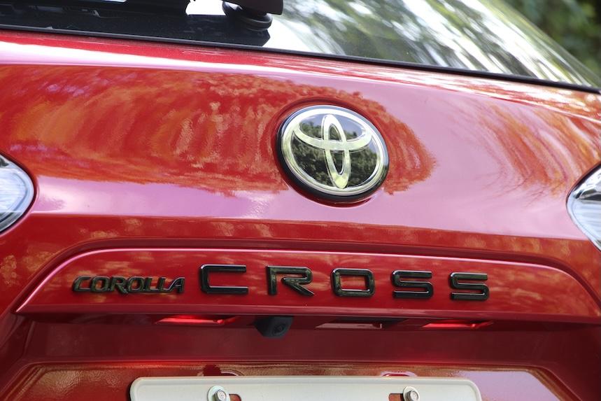 車名與廠徽以黑化方式處理。