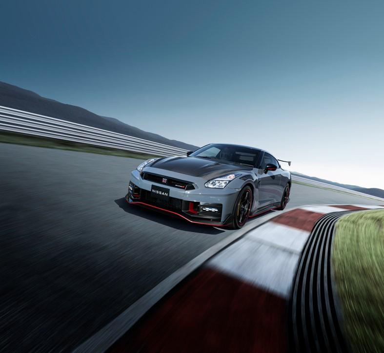GT-R從R35世代轉型為超級跑車，並且獲得超跑殺手美譽。