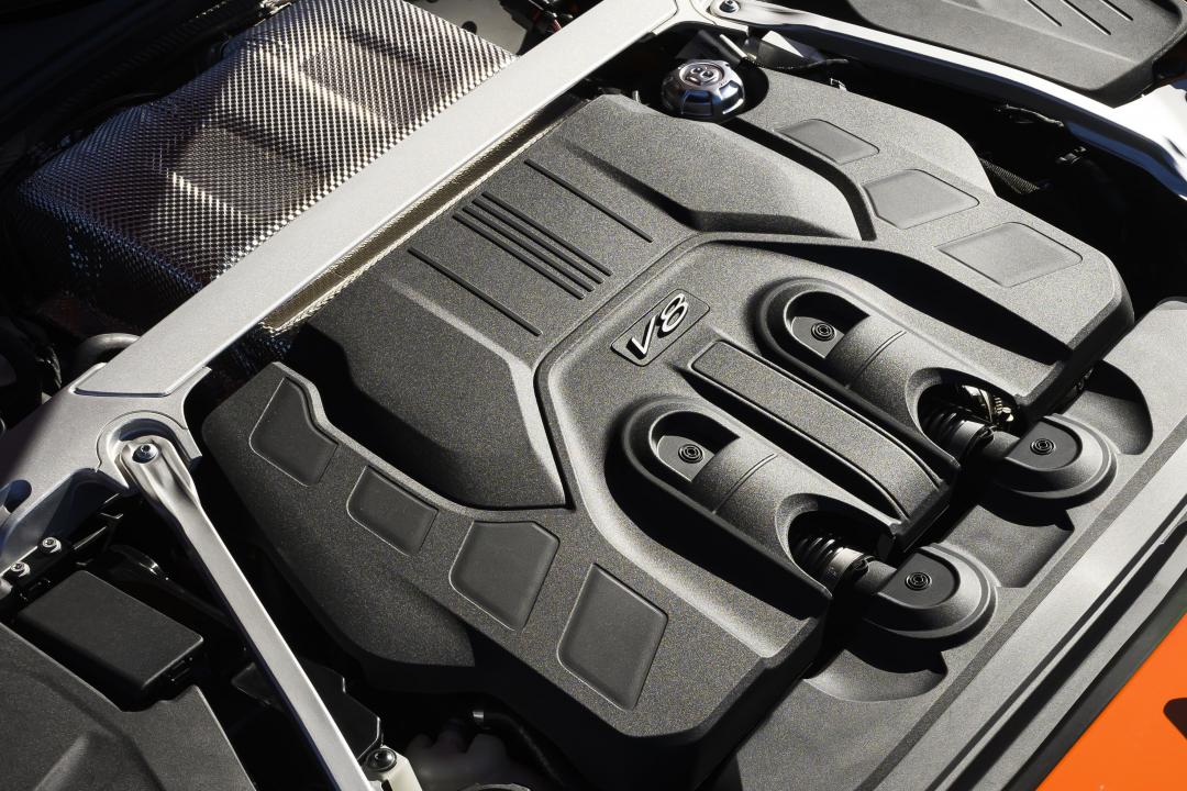 以4.0升V8雙渦輪引擎為主的插電式油電系統,可提供680匹綜效馬力輸出。