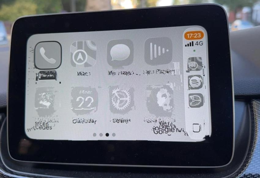 iOS 26 讓 Apple CarPlay 出現災情。（圖片來源：截圖自 Reddit）