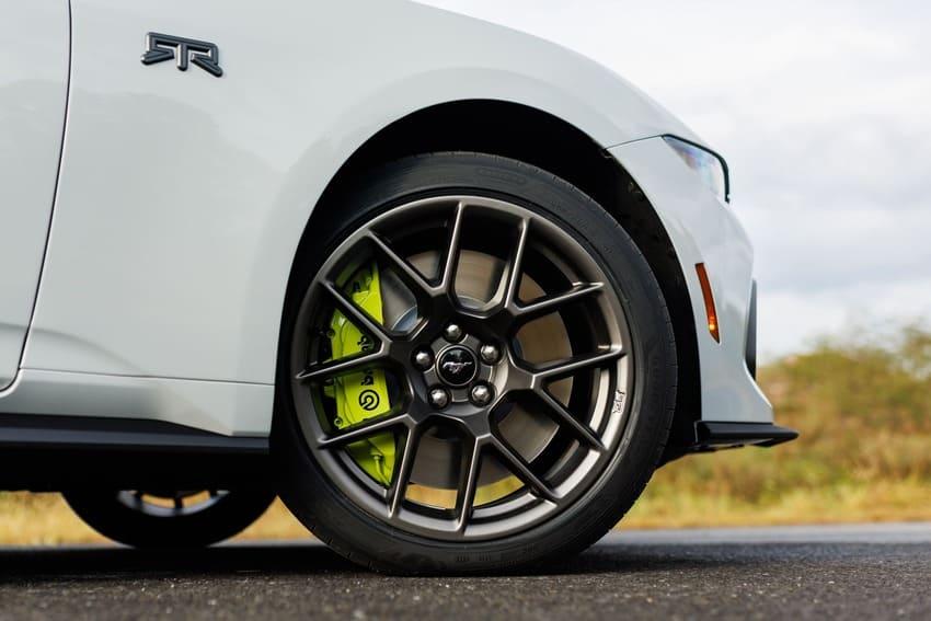 車側可見 RTR 標誌,腳下 20 吋多輻式輪圈及萊姆綠 Brembo 煞車卡鉗相當吸睛。