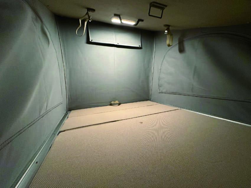 掀開車頂就是能容納兩名成人休息的舒適床鋪。