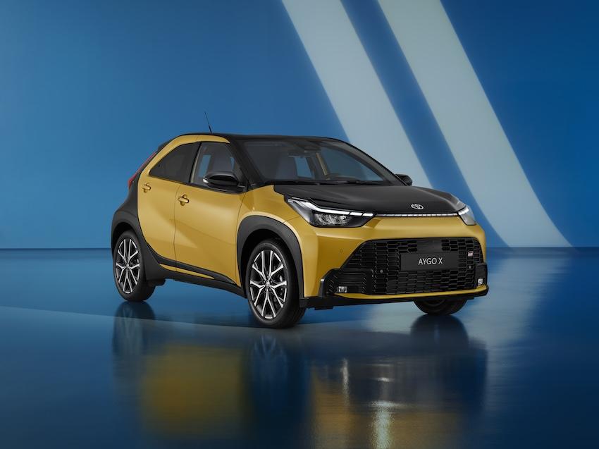 Toyota Aygo X GR Sport,採黑色引擎蓋、車頂與尾燈。