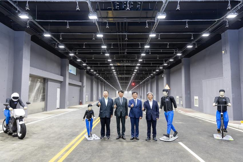 經濟部在彰化車輛中心啟用東南亞首座具備全天候、全速域及全車種驗證能力的智慧車電自駕車場域。