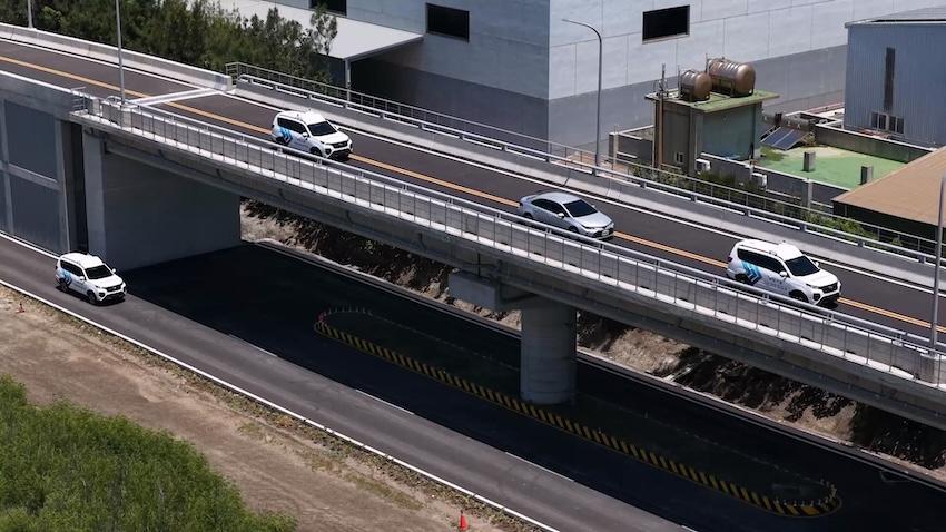 自駕車高架道路測試區具備匝道匯入、上下坡與橋下遮蔽等道路情境。
