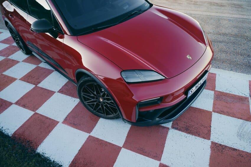 外觀標配 Sport Design 套件與 21 吋多輻式輪圈,搭配車身黑色飾板強化動感氣勢。