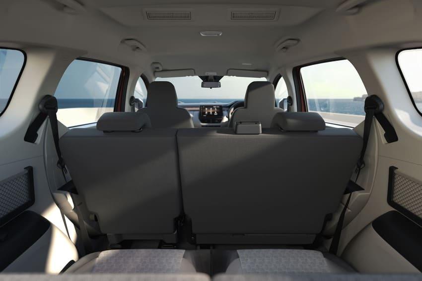 Triber 車內提供三排七人座的寬裕空間。