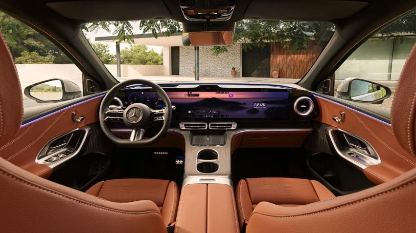 全新 GLC 純電版車內導入科技化座艙。