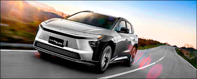 小改款Toyota bZ4X車頭導入新世代Hammerhead設計語彙,呈現更銳利的視覺感。提供單一車型,售價128萬元。圖為星河鈦。