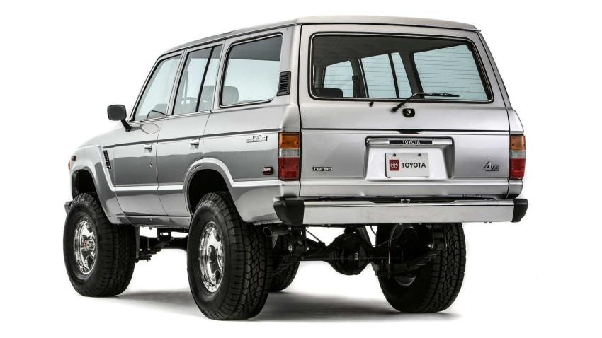 外型維持經典，僅在車尾加入 Turbo 標誌暗示動力。