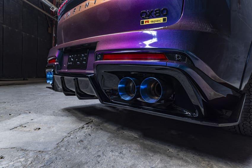 24 吋金色輪圈及雙邊雙出大口徑尾管皆向 GT-R 表達致敬之意。