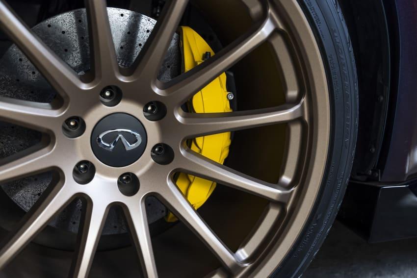 升級搭載源自於 GT-R 的碳纖維陶瓷煞車系統,確保出色的制動表現。