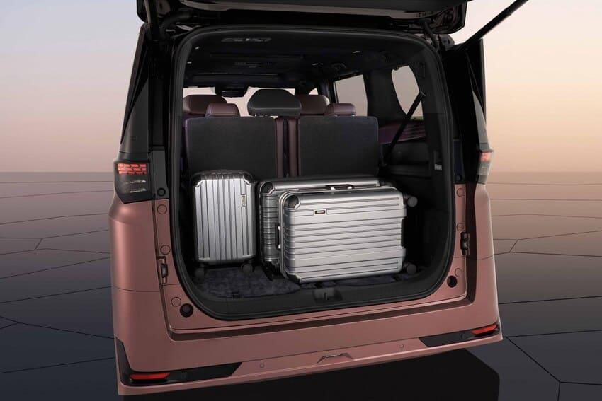 在三排七人座的設定之下,後廂仍具備一定的置物空間。