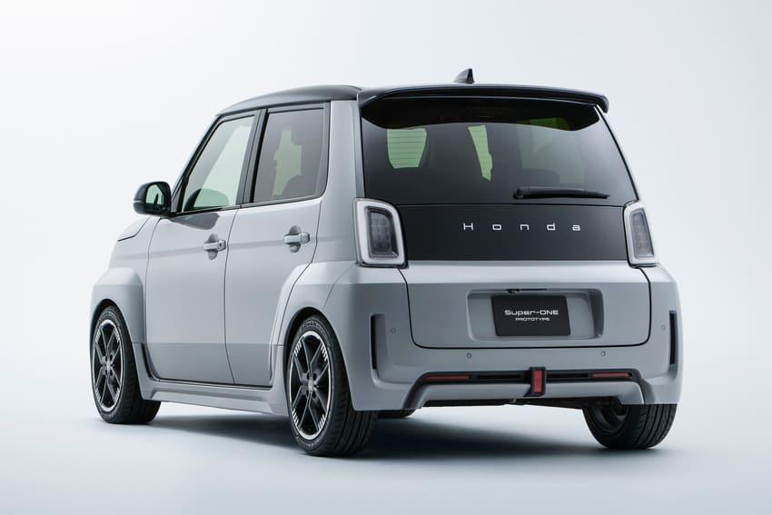 腳下新款輪圈、紅色煞車卡鉗與身後的擾流尾翼皆為專屬配備。