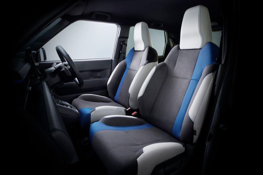 採用類麂皮材質包覆的運動化座椅是內裝亮點,上方也設有白黑藍三色裝飾。