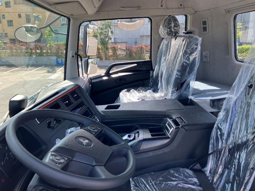 黑色內裝風格來自乘用車，並且還搭配橘色線條增加活潑感。