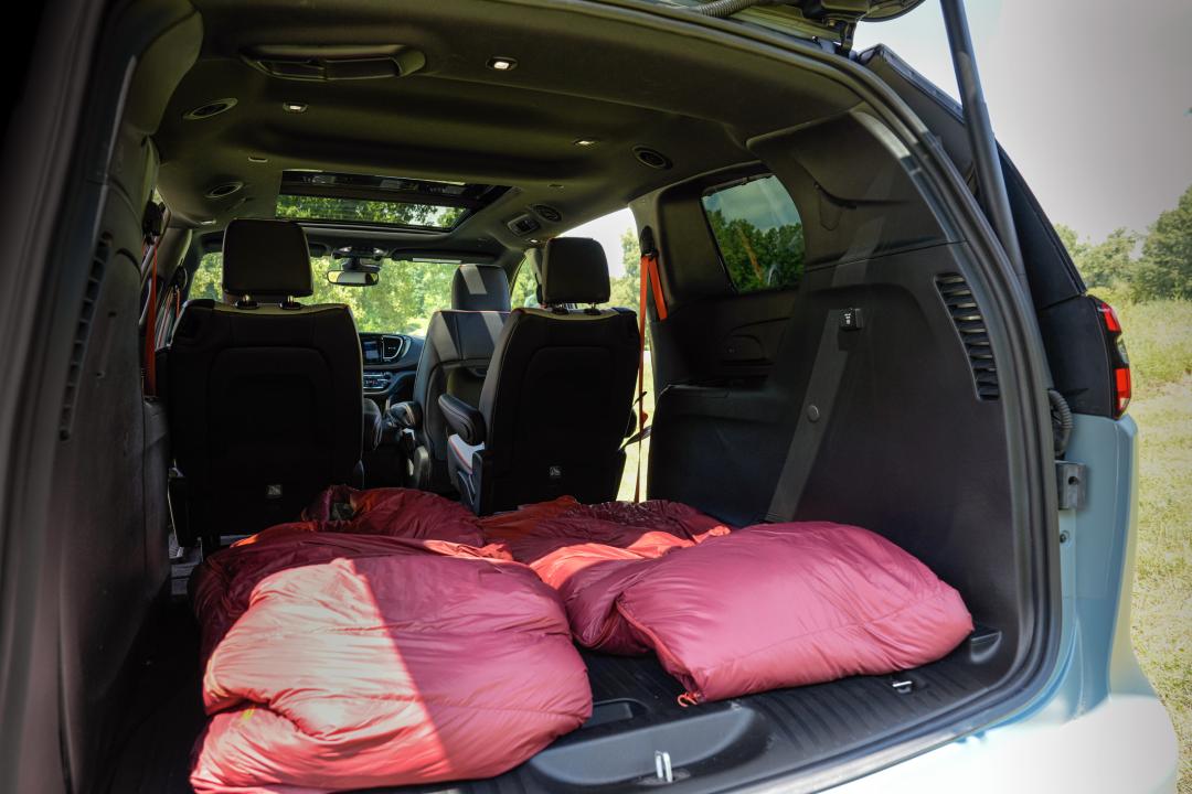 拆掉第三排座椅改為貨艙地板，方便儲物或用來擺放床鋪。