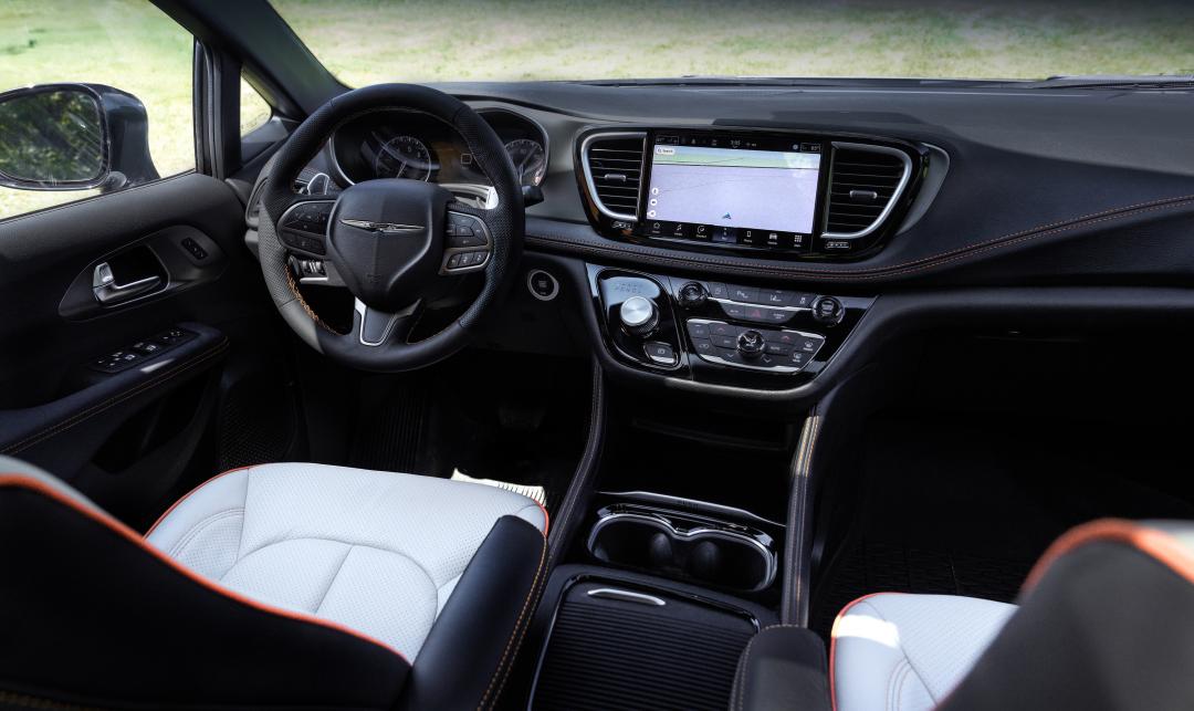 前座車艙保有原本風格，換上具有橘色縫線與換檔撥片的運動方向盤。