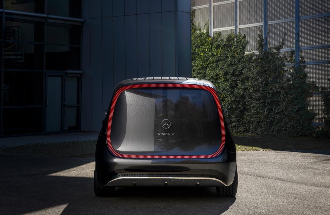 450 個立體光條打造的科幻尾燈組，巧妙融合尾燈與煞車燈功能，展現未來設計語言。